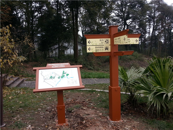 在現(xiàn)代大城市或一些鄉(xiāng)村道路上，合理的價格路標(biāo)隨處可見。盡管人們在日常生活中并不太注意他們，但大多數(shù)時候他們會快速瀏覽一下，獲取他們需要的信息，然后離開。甚至一些未開化的人也樂于破壞這種公共物品。為了引起人們對導(dǎo)視牌的注意，我們來介紹一下導(dǎo)視牌的具體功能。  首先，導(dǎo)視牌最基本的功能是作為路標(biāo)和導(dǎo)游卡，向來往的人們傳達(dá)各種信息，主要包括重要場所的內(nèi)部結(jié)構(gòu)、周圍道路和交通狀況的說明，以便人們能夠獨立、快速地找到正確的前進方向，這在高速公路或國道上是常見的。不僅如此，它還可以作為一些著名旅游景點附近建筑的文化背景介紹或名人身份介紹的載體，有利于豐富游客的文化背景知識，是一種優(yōu)秀的文化宣傳手段。此外，標(biāo)有“禁止”字樣的標(biāo)識，如:禁止吸煙、禁止大聲喧嘩、禁止攝影等。有利于維護公共秩序，明確告知群眾哪些行為是不允許的，并對公眾產(chǎn)生約束作用。  其次，著名的導(dǎo)向標(biāo)識也是美化和豐富空間環(huán)境的工具。它可以填補視覺空白，同時還可以調(diào)節(jié)和緩解公眾的視覺疲勞。一些路標(biāo)將被設(shè)計得漂亮可愛，這實際上是對環(huán)境的一種點綴，使周圍的環(huán)境更加充滿活力和新鮮。眾所周知，如果你在高速公路上開很長時間，你會很累，因為周圍環(huán)境太單一。 然而，導(dǎo)向標(biāo)識可以給司機提供一定的距離或各種各樣的當(dāng)?shù)匦畔?，這可以使每個人的注意力暫時轉(zhuǎn)移，并很容易引起與車內(nèi)乘客的話題?？偠灾?，導(dǎo)視牌在人們的日常生活中非常重要。沒有它，人們將很難找到前進的正確方向，空間環(huán)境將不會豐富和美麗。  因此，平時人們應(yīng)該愛護公共場所的導(dǎo)向標(biāo)識，不要讓它們成為自己享樂的代價，充分發(fā)揮它們的使用價值。